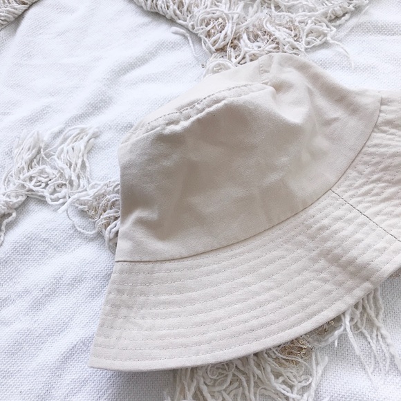 ✨SOLD✨ Wide Rimmed Bucket Hat 💕💕 - Picture 2 of 4